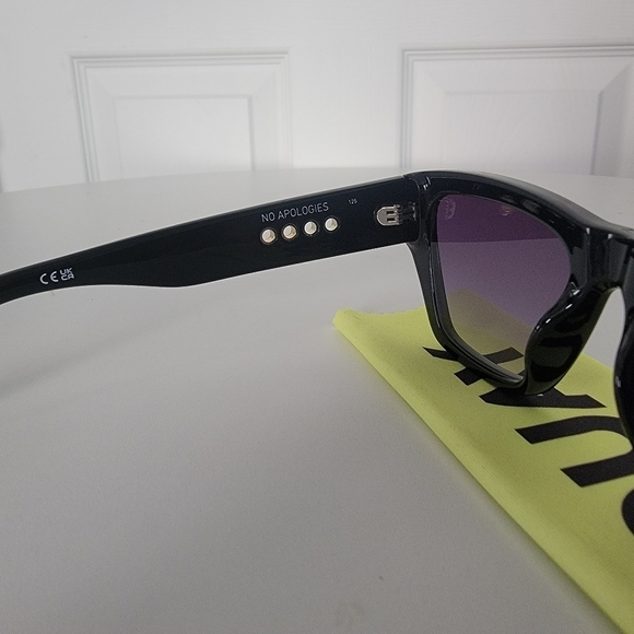 Quay No Apologies Sunglasses - Picture 7 of 7